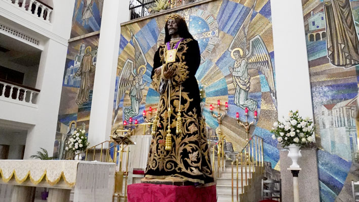 Jesús en el altar con el camarín en la parte superior al fondo