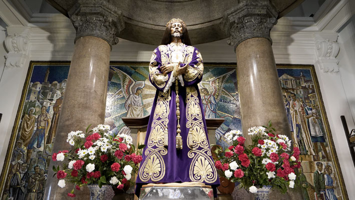 Vista frontal de Jesús en su templo