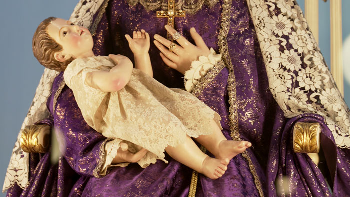 Niño en manos de la Madre de la Divina Providencia